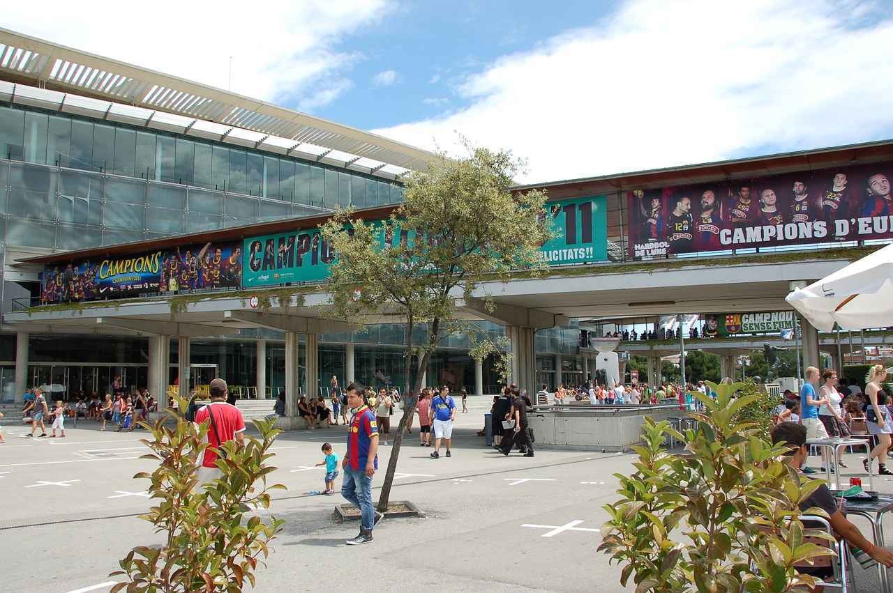 ¿Cuáles son las alineaciones iniciales del FC Barcelona y Atalanta?