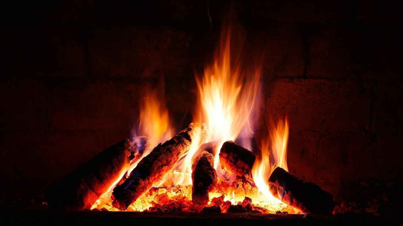 Leña – Qué tener en cuenta al comprar leña para encender tu chimenea este invierno 10 ¿Qué precauciones de seguridad debes tener en cuenta al usar leña?