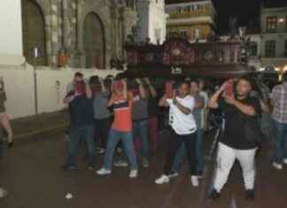 Prácticas de Cargadores de Andas en el Casco Antiguo antes de la Semana Santa prcticas-de-cargadores-de-andas-en-el-casco-antiguo-antes-de-la-semana-santa