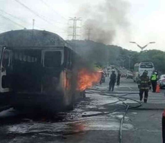 Incendio de autobús de la Policía Nacional en Corredor Norte, Madden. ncendio-de-autobs-de-la-polica-nacional-en-corredor-norte-madden