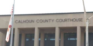 Transformación del Palacio de Justicia del Condado de Calhoun para Halloween transformacin-del-palacio-de-justicia-del-condado-de-calhoun-para-halloween