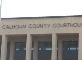 Transformación del Palacio de Justicia del Condado de Calhoun para Halloween transformacin-del-palacio-de-justicia-del-condado-de-calhoun-para-halloween