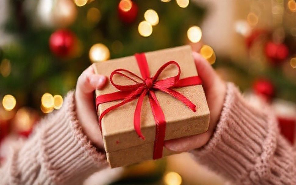 La Verdad Sobre la Compra de Regalos para tu Amor: ¿Por Qué los Regalos Personales son los Mejores?