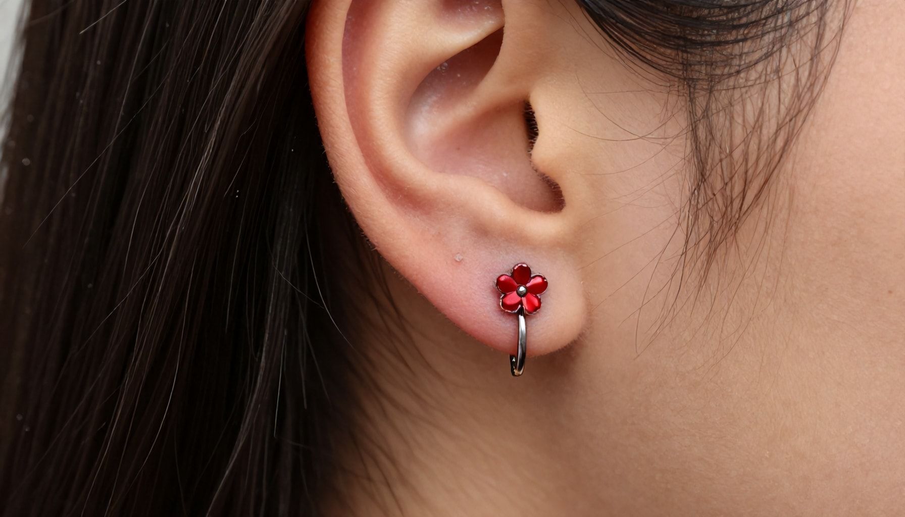 6 formas de elegir el lugar perfecto para tu piercing de flor escarlata