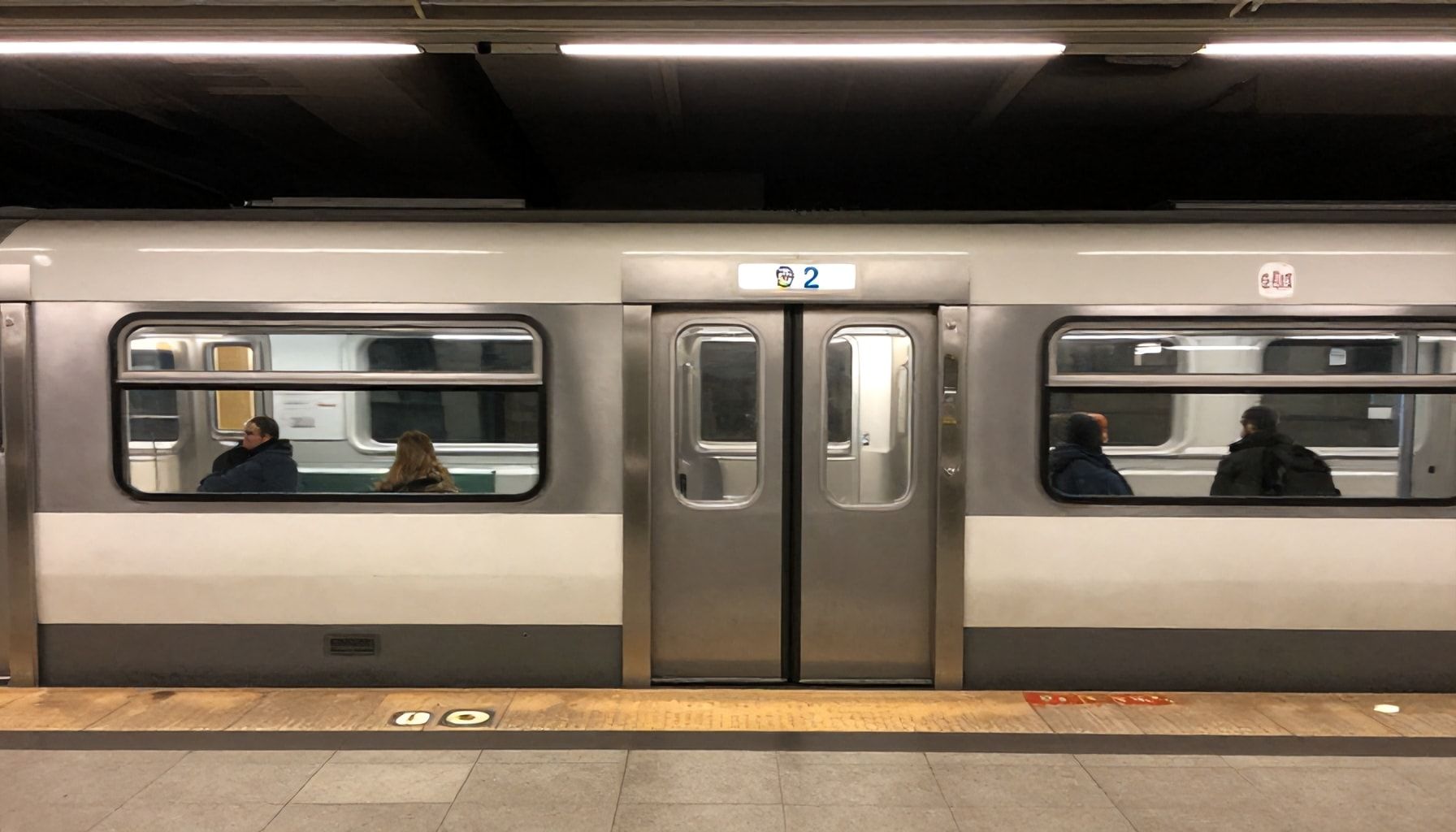 Descubre las paradas secretas de la línea 2 del metro