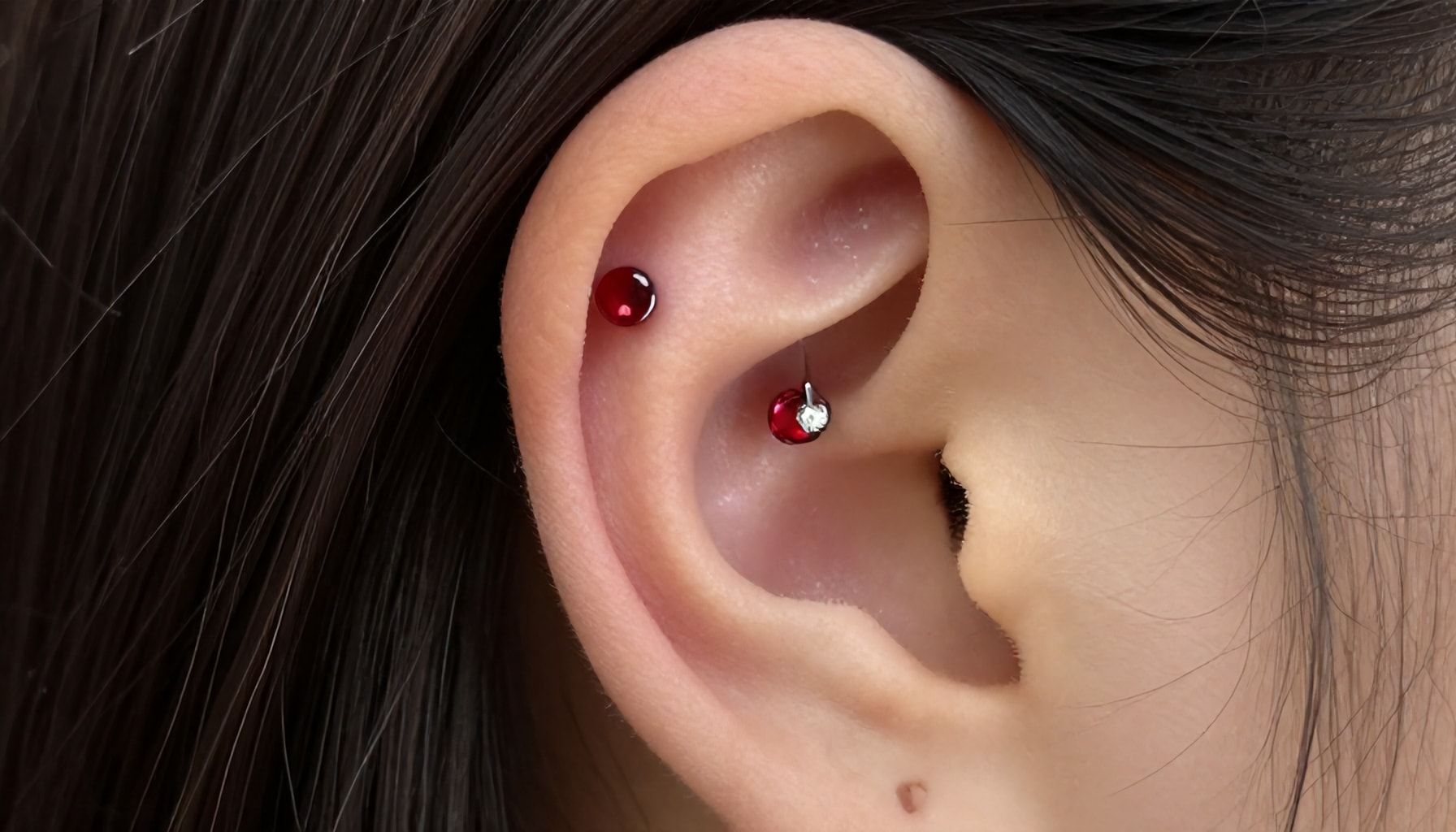 Descubre los beneficios profundos de la transformación con el piercing de flor escarlata