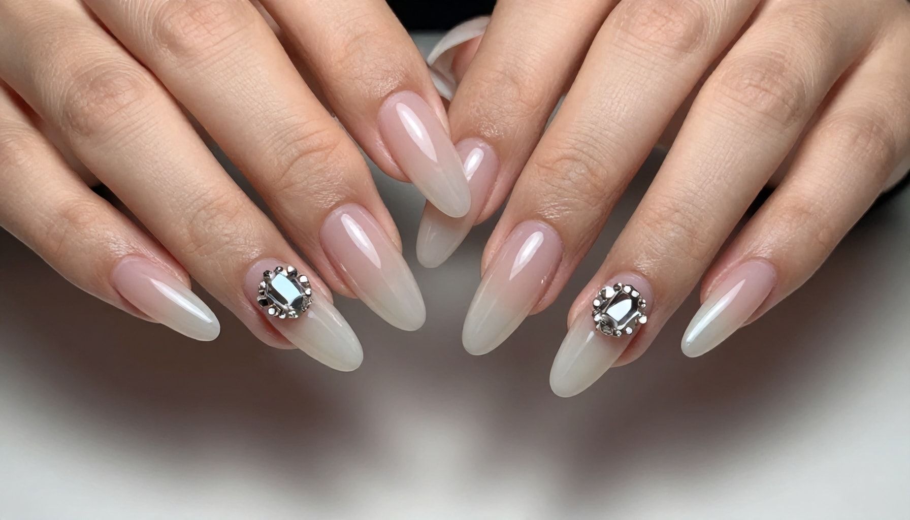 El auge de las uñas acrílicas en la moda actual