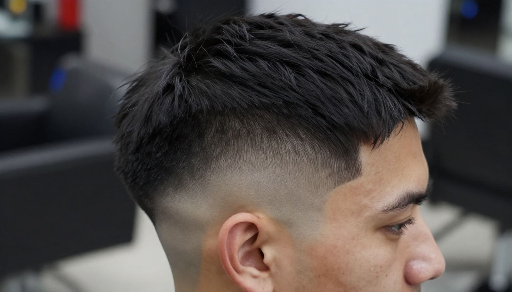 El corte bajo fade en V texturizado: tendencias y consejos para 2024 2 El corte bajo fade en V texturizado: qué es y por qué es popular