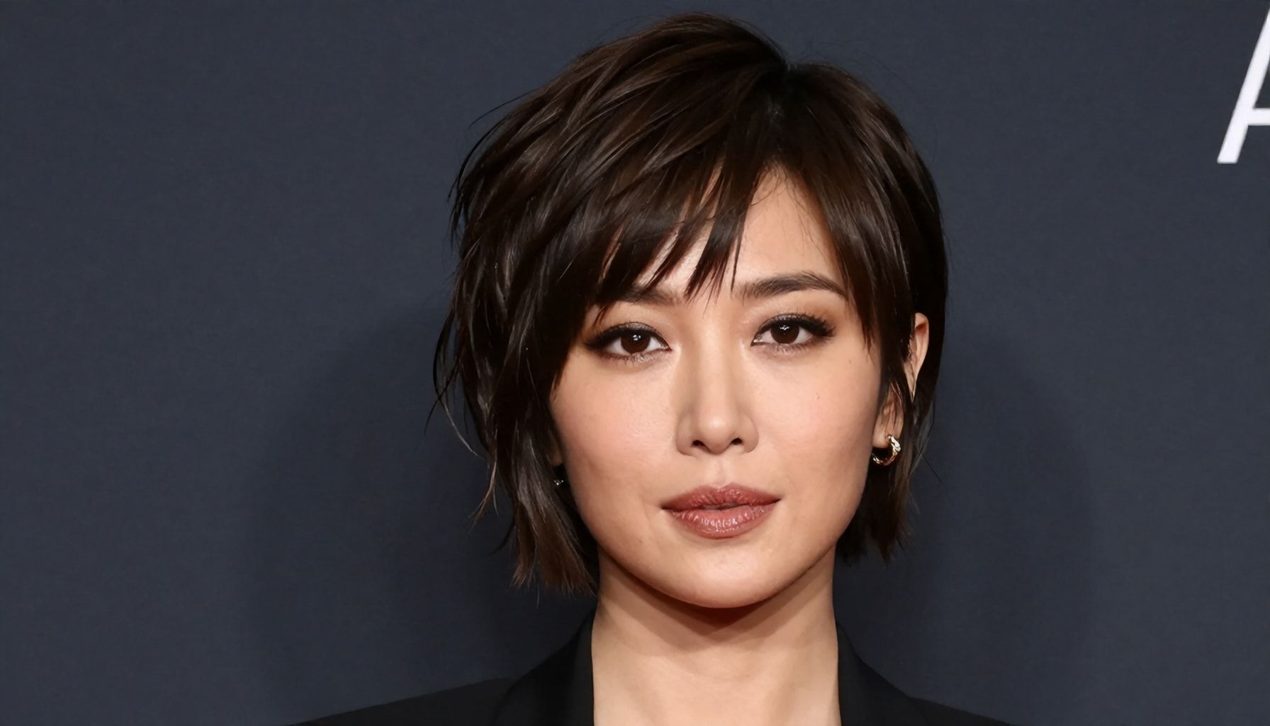 Inspiración de celebridades con looks cortos impactantes